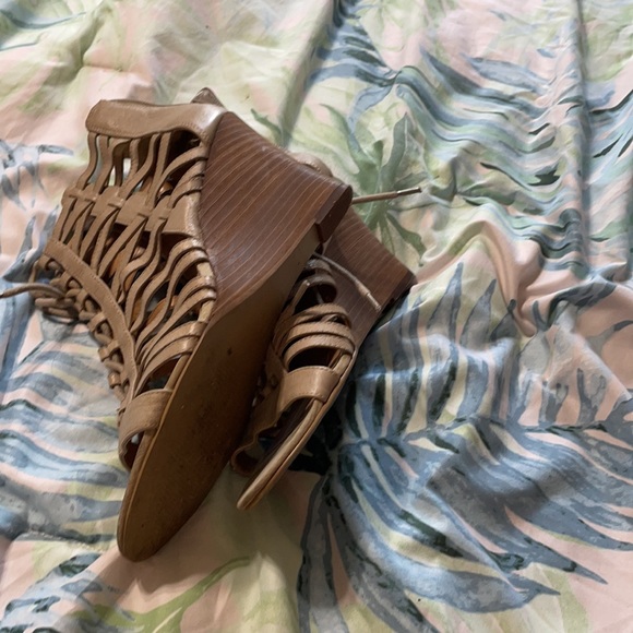 Cream summer sandals - Picture 3 of 3